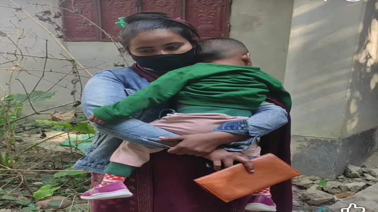 যশোরে পুলিশ সদস্যের বাড়িতে স্ত্রীর মর্যাদার দাবিতে অনশন