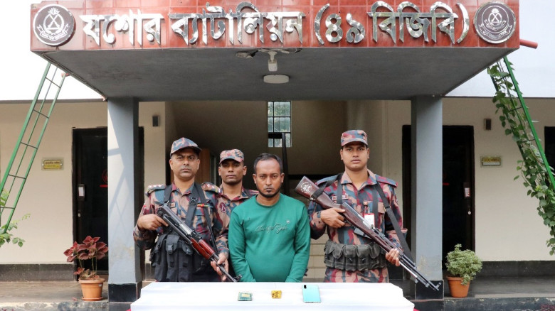 যশোর বাউলিয়া বাজার এলাকায় বিজিবির অভিযানে স্বর্ণবারসহ পাচারকারী আটক