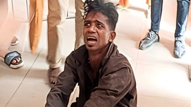 যশোর কালেক্টরেট ভবনের তার চুরির সময় যুবক আটক