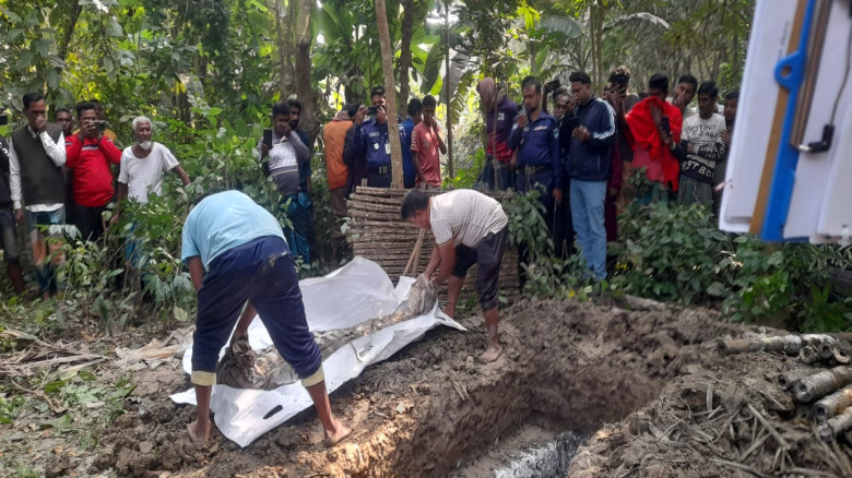 ইউপি সদস্য ছেলের বিরুদ্ধে বাবাকে হত্যার অভিযোগ, আড়াই মাসপর কবর থেকে তোলা হলো লাশ
