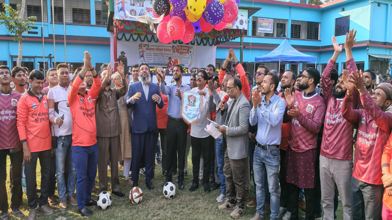 ‘অভয়নগরে সাবেক মন্ত্রী তরিকুল ইসলাম স্মৃতি ফুটবল টুর্নামেন্টের উদ্বোধন’