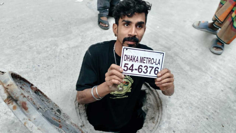 ওসমান হাদির ওপর হামলায় ব্যবহৃত মোটরসাইকেল ও হেলমেট উদ্ধার: নেপথ্যে ৮ বার হাতবদল