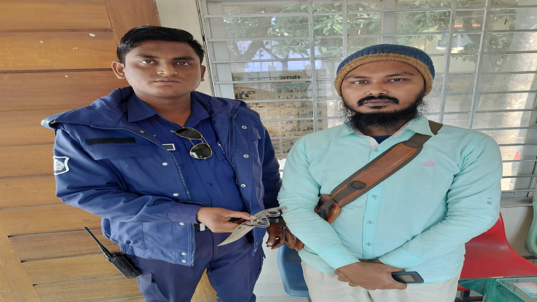 যশোর ২৫০ শয্যা জেনারেল হাসপাতালে বার্মিজ চাকুসহ যুবক আটক