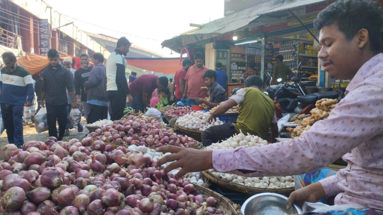 স্বস্তি ফিরছে সবজির বাজারে, কমেছে পেঁয়াজের দামও...