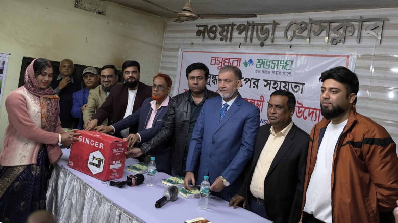 অভয়নগরে বসুন্ধরা শুভসংঘের সেলাই মেশিন পেলো ভবদহের জলাবদ্ধ এলাকার ২০ নারী