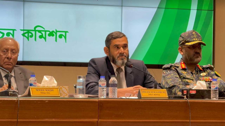 প্রথম আলো ও ডেইলি স্টারে হামলা ‘ভ্যান্ডালিজম’, নেই রাজনৈতিক দলের সম্পৃক্ততা: ইসি সানাউল্লাহ