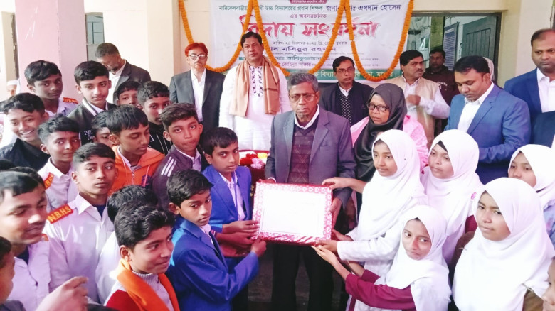 প্রিয় শিক্ষকের বিদায়ে অশ্রুসিক্ত নারিকেলবাড়ীয়া বহুমুখী উচ্চ বিদ্যালয়