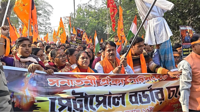 দীপু দাস হত্যাকান্ডে উত্তাল সীমান্ত: ভারতের পেট্রাপোলে বিজেপির বিক্ষোভ, পুড়ল কুশপুত্তলিকা