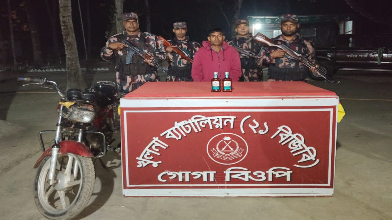 যশোরের শার্শা গোগা সিমান্ত থেকে ভারতীয় মদ ও ইয়াবাসহ দুই মাদক কারবারি আটক