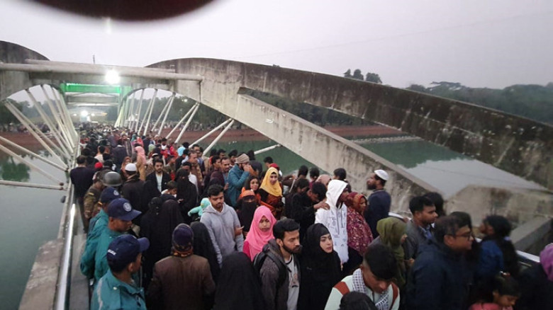 খালেদা জিয়ার কবর দেখতে মানুষের ঢল