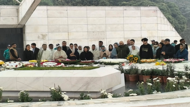 দাদির কবর জিয়ারত করলেন জাইমা রহমান...