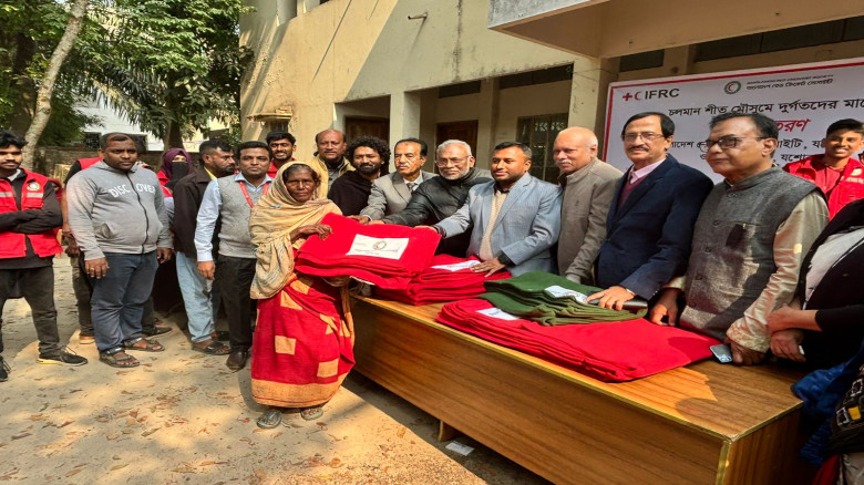 যশোরে রেড ক্রিসেন্টের উদ্যোগে শীতার্তদের মাঝে শীতবস্ত্র বিতরণ