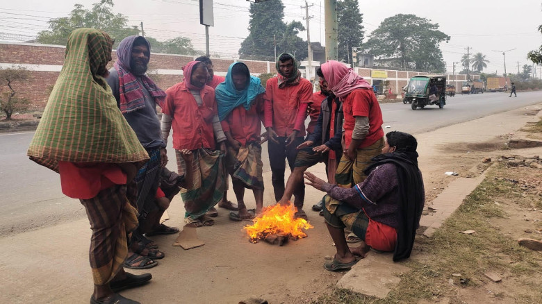 কনকনে শীতে বিপর্যস্ত জনজীবন বেনাপোল বন্দরের শ্রমিকদের উষ্ণতার একমাত্র ভরসা খোলা আগুন