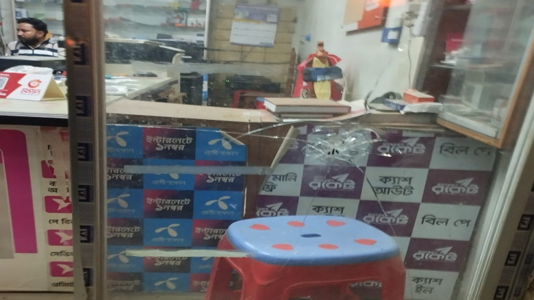 মনিরামপুরে বিকাশের দোকানে গুলি, এলাকা জুড়ে আতঙ্ক