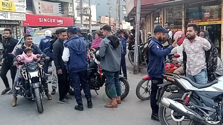 যশোরে পুলিশের বিশেষ চেকপোস্ট, তল্লাশি