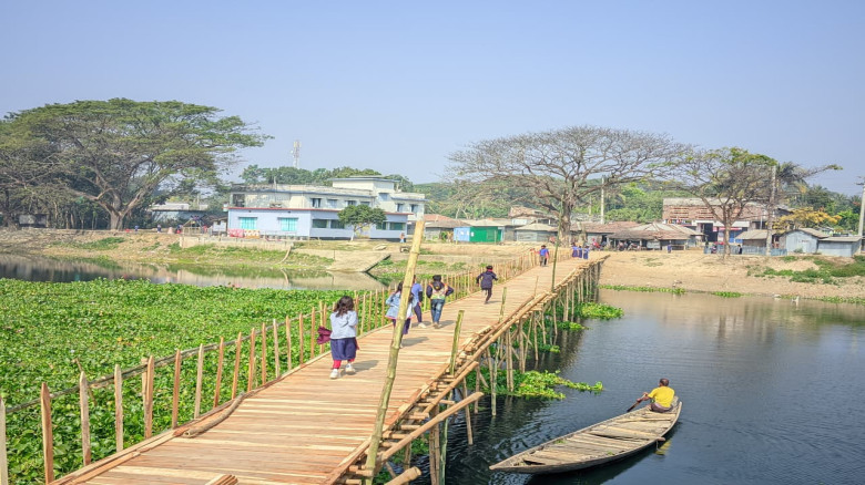 জনপ্রতিনিধিরা দেননি সাড়া, ৫ লাখ টাকায় কপোতাক্ষে সেতু গড়লেন প্রবাসী যুবক