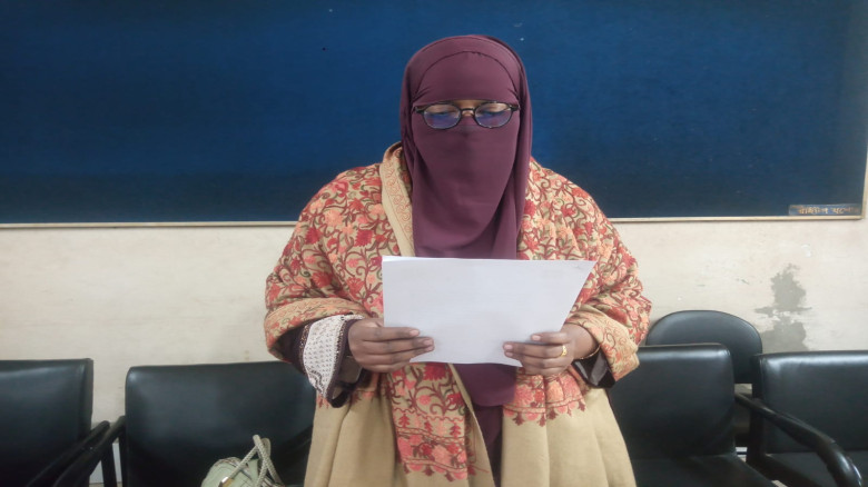 যশোরে স্বামীর বিরুদ্ধে স্ত্রীর সংবাদ সম্মেলন