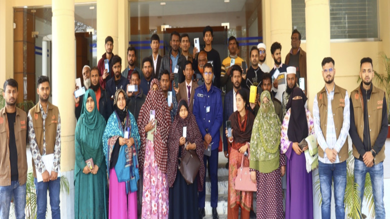 যশোরে সাইবার ক্রাইম ইনভেস্টিগেশন সেল ও এলআইসির উদ্ধারকৃত মোবাইল ও অর্থ হস্তান্তর