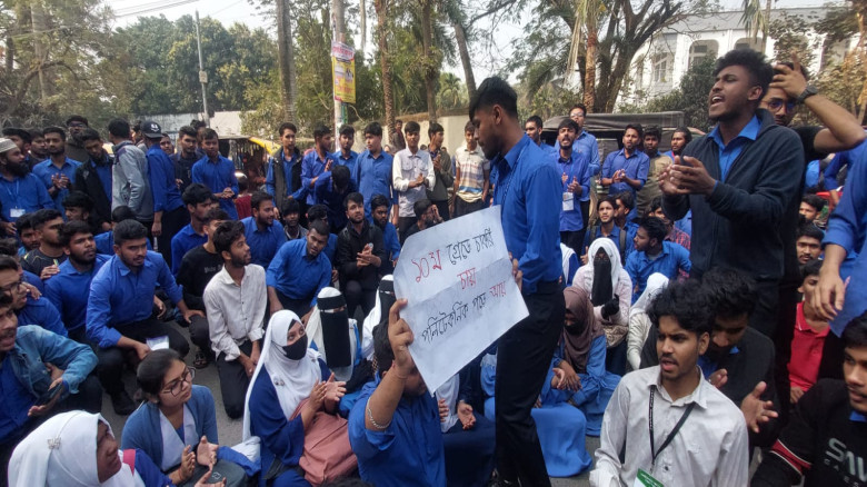 ১০ম গ্রেডে আবেদনের সুযোগ উন্মুক্ত করার প্রতিবাদে যশোরে পলিটেকনিক শিক্ষার্থীদের বিক্ষোভ