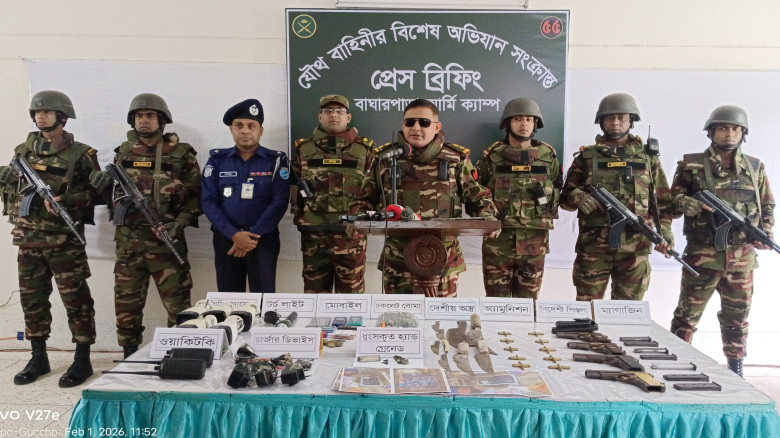 বাঘারপাড়ায় সেনাবাহিনীর অভিযানে অস্ত্র গোলাবারুদ উদ...