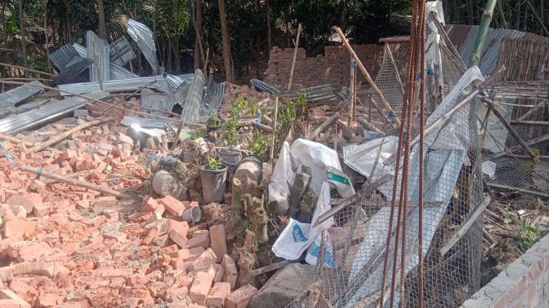 যশোর রুপদিয়ায় আপন ভাই বুলডোজার দিয়ে গুঁড়িয়ে দিল বোনের বসতবাড়ি!