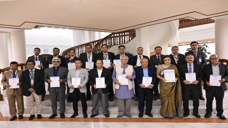 সরকারি সেবায় দুর্নীতির ঠাঁই নেই, কড়া বার্তা প্রধান...