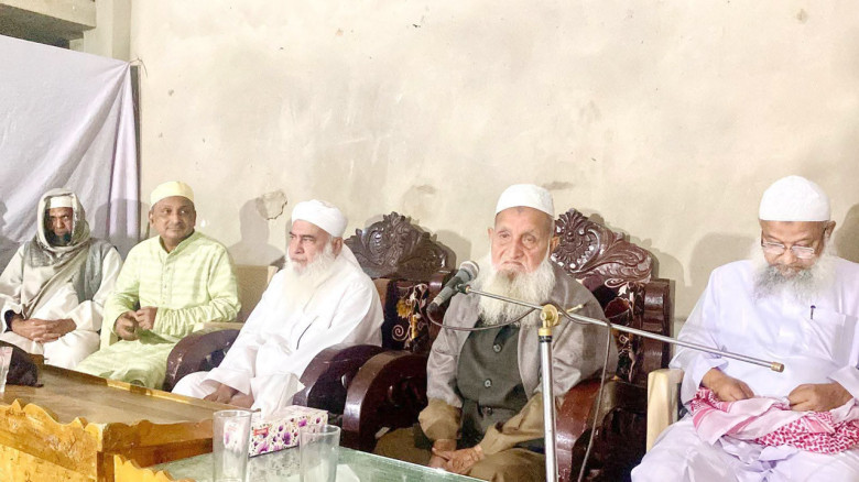 বিএনপিকে পাশে বসিয়ে হেফাজত আমিরের ফতোয়া: ‘জামায়াতকে ভোট দেওয়া হারাম’