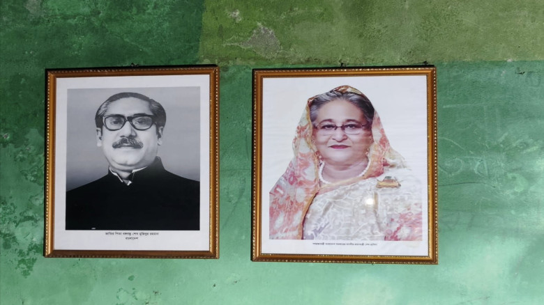 বাঘারপাড়া আ'লীগ অফিসের তালা ভেঙে শেখ হাসিনার ছবি টাঙিয়ে দিল বিপুল ফারাজির অনুসারী ছাত্রলীগ