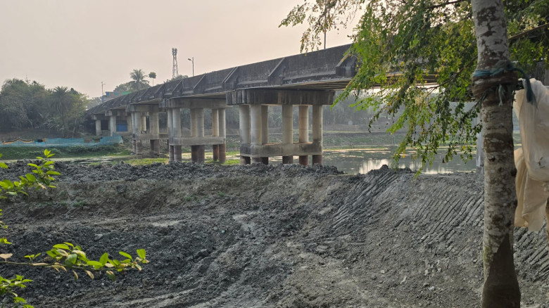 নদের পাশে ঘের কেটে সেতুর ক্ষতি, যুবকের এক মাসের কারাদণ্ড