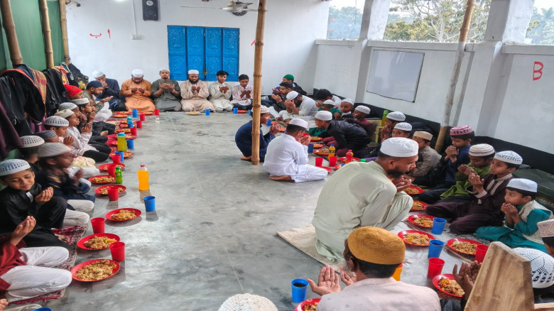 মাদ্রাসার শিক্ষার্থীদের সাথে “যশোর বিপ্লবী ছাত্র-জনতা”র ইফতার