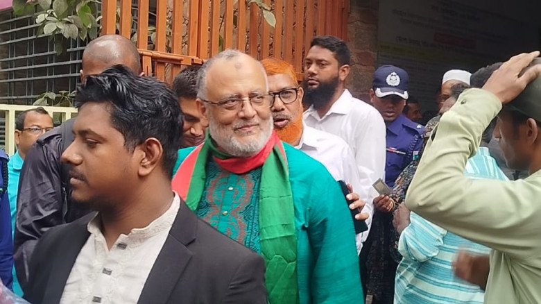 সাধারণ মানুষের ভোগান্তি কমাতে ঝিকরগাছা বাজারে সংসদ সদস্য ডা. মোসলেহ উদ্দিন ফরিদের তদারকি