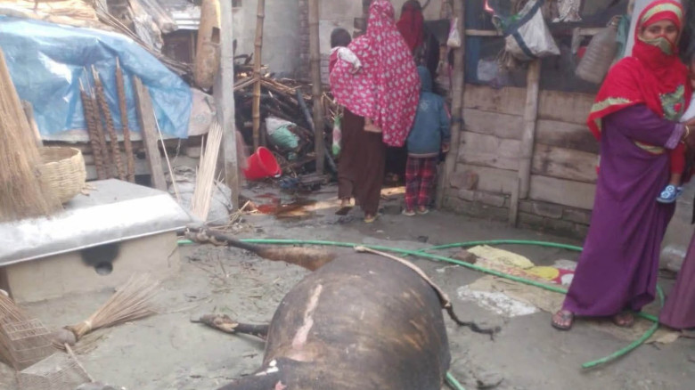 ‘সম্মিলিত প্রচেষ্টায় সমাজ পরিবর্তন সম্ভব’—মোবারক কাঠিতে উপহার বিতরণকালে মুন্সি নাজমুল