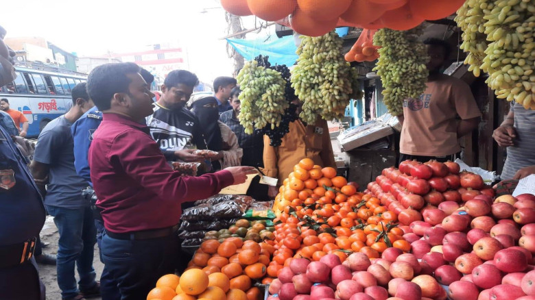 দ্রব্যমূল্য নিয়ন্ত্রণে অভিযান, পাঁচ ব্যবসায়ীকে জরিমানা