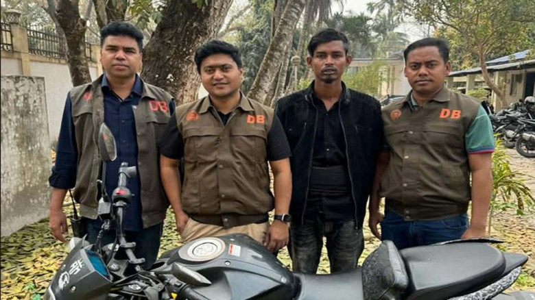 যশোরে বিএনপি নেতা আলমগীর হত্যা ঘটনায় ১৭  মামলার আসামি মনিরুল আটক, আদালতে জবানবন্দি