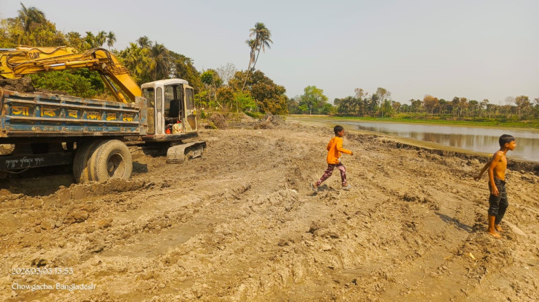 ৯৯৯ এ অভিযোগ,চৌগাছায় অনুমতি ছাড়া পুকুর খননে ৫০ হাজার টাকা জরিমানা