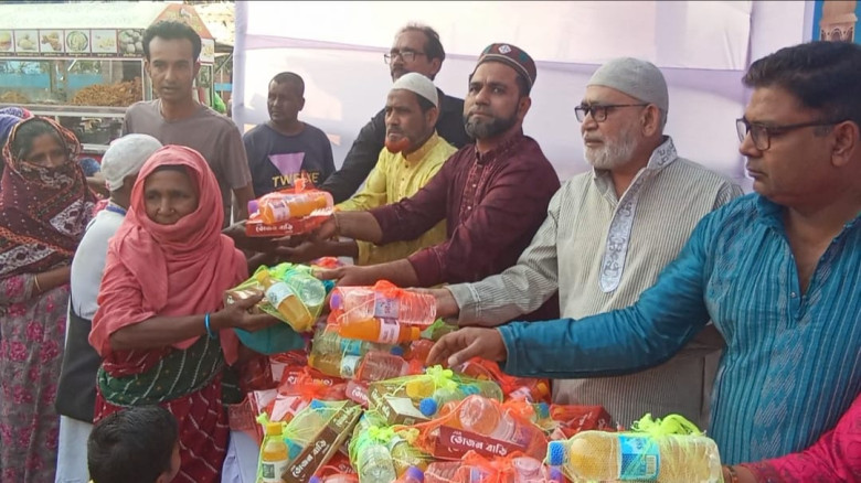 ভোজন বাড়ি রেস্তোরা ও আবরন শপ এর সৌজন্যে ৭শ পথচারীর মাঝে ইফতার বিতরণ