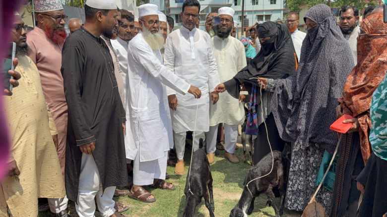 কেশবপুরে হতদরিদ্র নারীদের মাঝে ছাগল বিতরণ এমপির