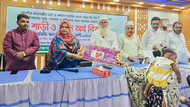 কেশবপুরে অসহায়দের মাঝে নগদ অর্থ ও শাড়ি তুলে দিলেন এমপি মোক্তার আলী