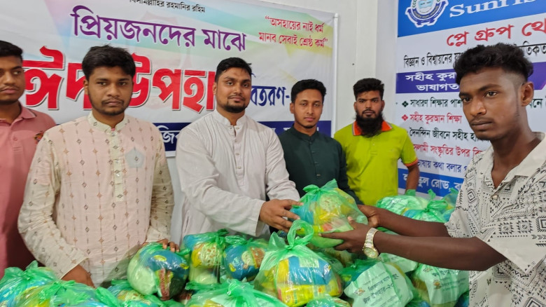 কেশবপুরে অসহায়দের মাঝে নগদ অর্থ ও শাড়ি তুলে দিলেন এমপি মোক্তার আলী