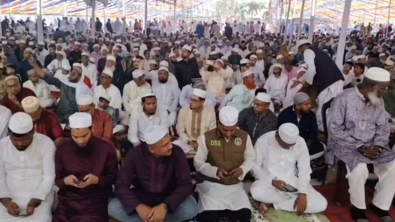 যশোরে আনন্দঘন পরিবেশে ঈদের জামাত অনুষ্ঠিত