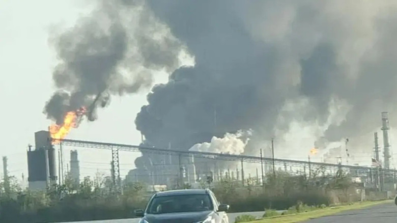 যুক্তরাষ্ট্রে তেল শোধনাগারে ভয়াবহ বিস্ফোরণ...