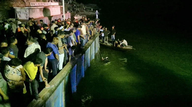 বাসে ছিল ৪৫ যাত্রী: ২ জনের মৃত্যু, ১১ জনকে উদ্ধার