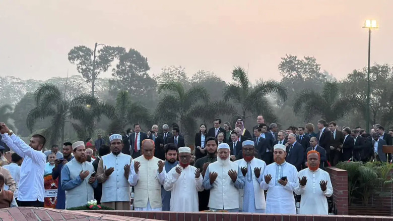 সাভার স্মৃতিসৌধে বিরোধীদলীয় নেতা ডা. শফিকুর রহমানের শ্রদ্ধা ও দোয়া