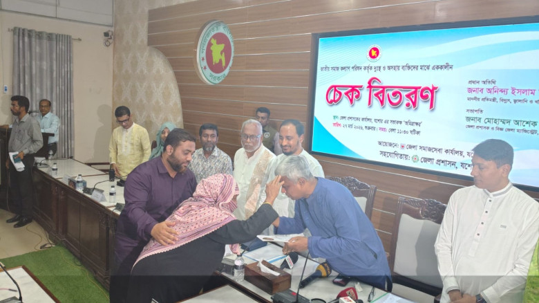 যশোরে দুঃস্থ ও অসহায়দের মাঝে ৪ লাখ ৫৯ হাজার টাকার চেক বিতরণ