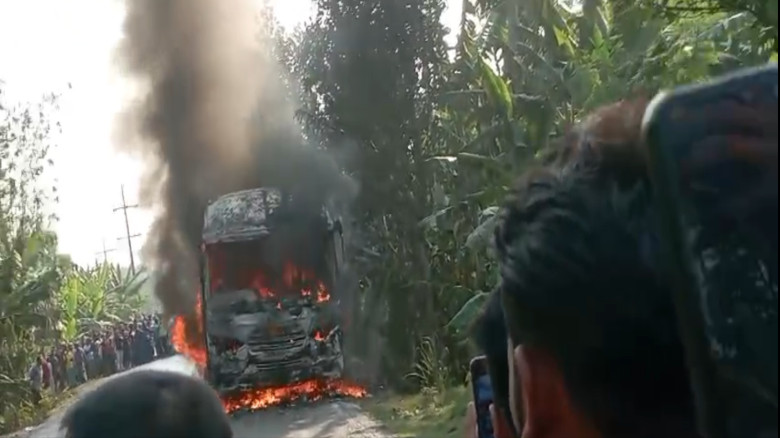 মালিকপক্ষের চাপে ত্রুটিপূর্ণ বাস সড়কে, যশোরে চলন্ত...