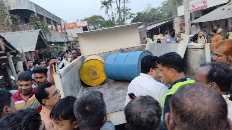 মনিরামপুরে ধানের গোডাউনে মিলল জ্বালানি তেলের মজুদ...