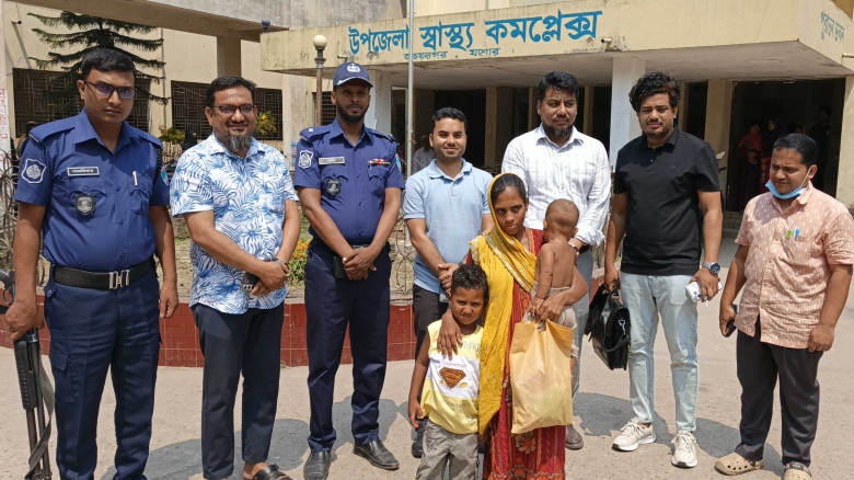 নিখোঁজ শিশু রমজানকে তার মায়ের কাছে হস্তান্তর