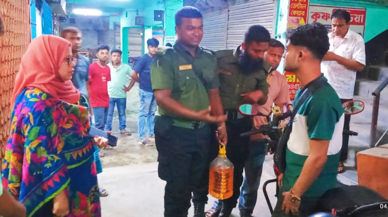 কেশবপুরে মোটরসাইকেল থেকে তেল নামিয়ে মজুদকালে জরিমানা