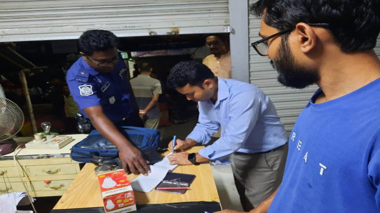 সন্ধ্যা ৭টার পর অভিযান, চার ব্যবসাপ্রতিষ্ঠানকে জরিমানা