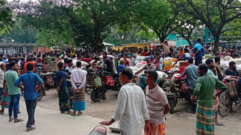 পায়ে হেঁটে পুরো বাংলাদেশ ভ্রমণে কক্সবাজারের সাদিয়া সুলতানা এখন যশোরে